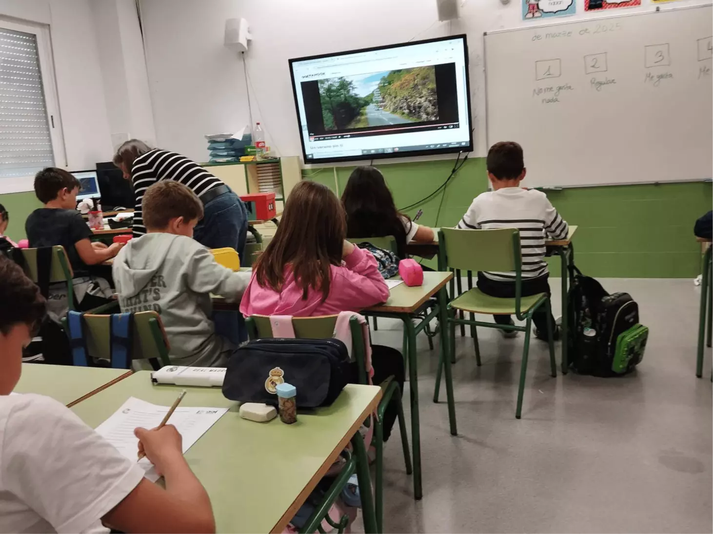 Alumnado de infantil en círculo visualizando cortos