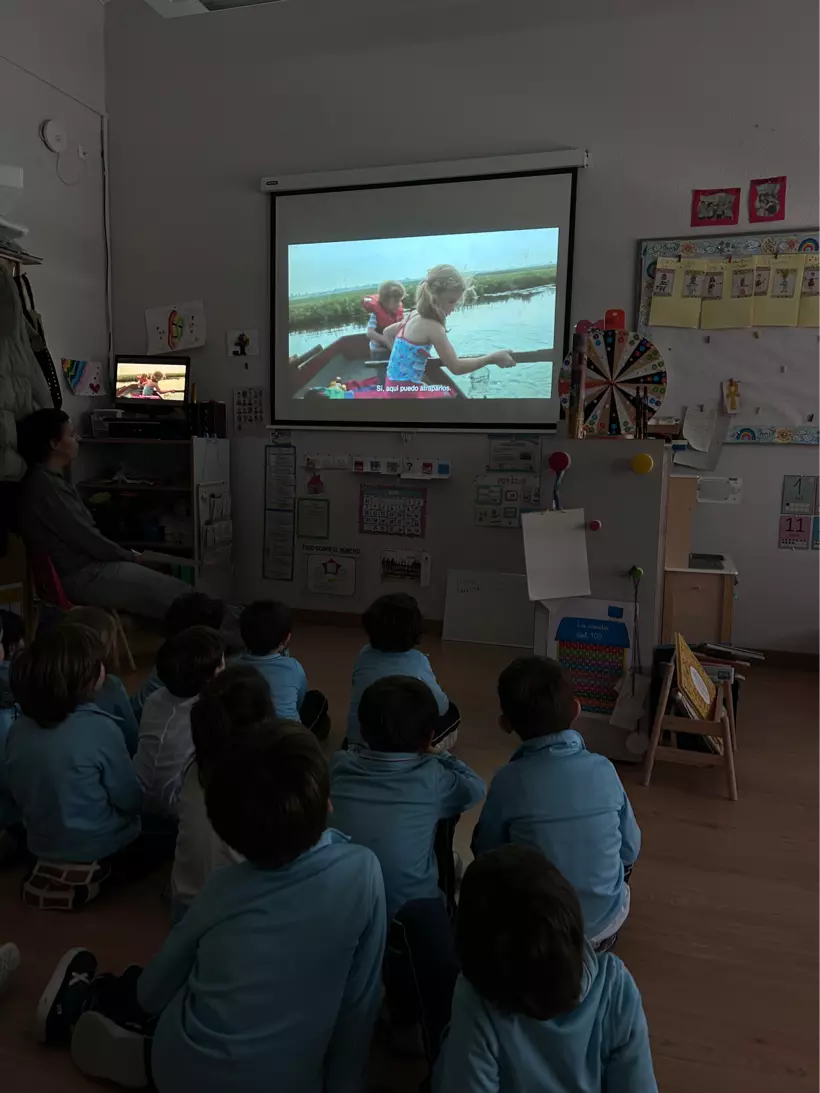 Estudiantes del Colegio Zola viendo cortos